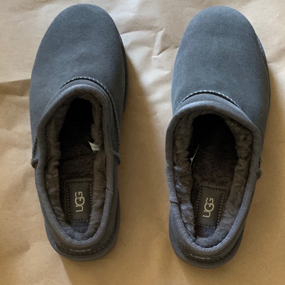 UGG WOMEN CLASSIC SLIPPER
GREY GRAY SHEARLING
MOCCASIN UGG Men\'s Charcoal Suede main image 4